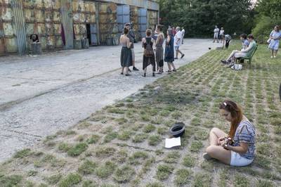 Jelenet az előadás előtt|Ilovszky Béla