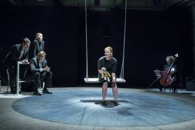 Kovács Krisztián, Grisnik Petra, Molnár Gusztáv, Mészáros Sára (középen)|Ilovszky Béla