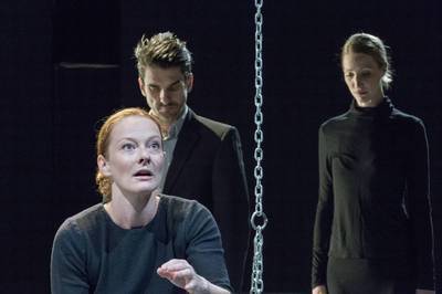 Kovács Krisztián, Grisnik Petra, Mészáros Sára (elől)|Ilovszky Béla