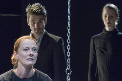 Kovács Krisztián, Grisnik Petra, Mészáros Sára (elől)|Ilovszky Béla