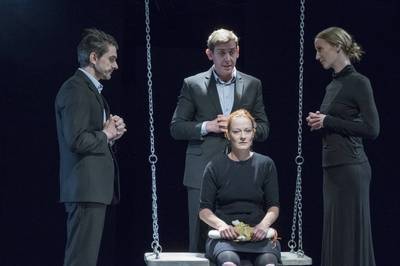 Kovács Krisztián, Molnár Gusztáv, Grisnik Petra, Mészáros Sára (elől)|Ilovszky Béla