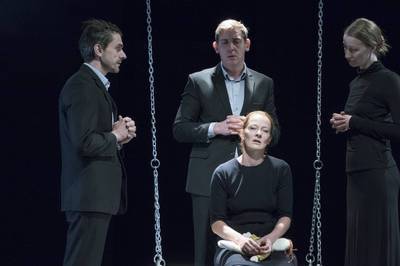 Kovács Krisztián, Molnár Gusztáv, Grisnik Petra, Mészáros Sára (elől)|Ilovszky Béla