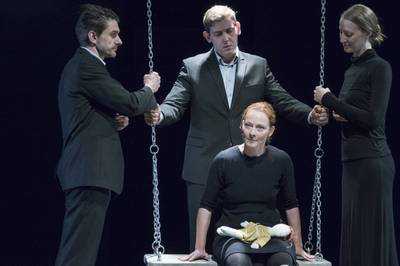 Kovács Krisztián, Molnár Gusztáv, Grisnik Petra, Mészáros Sára (elől)|Ilovszky Béla